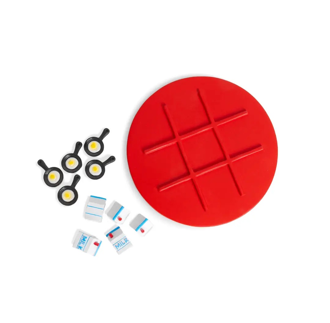 Jogo da velha vermelho com peças miniaturas de frigideiras com ovos e embalagens de leite