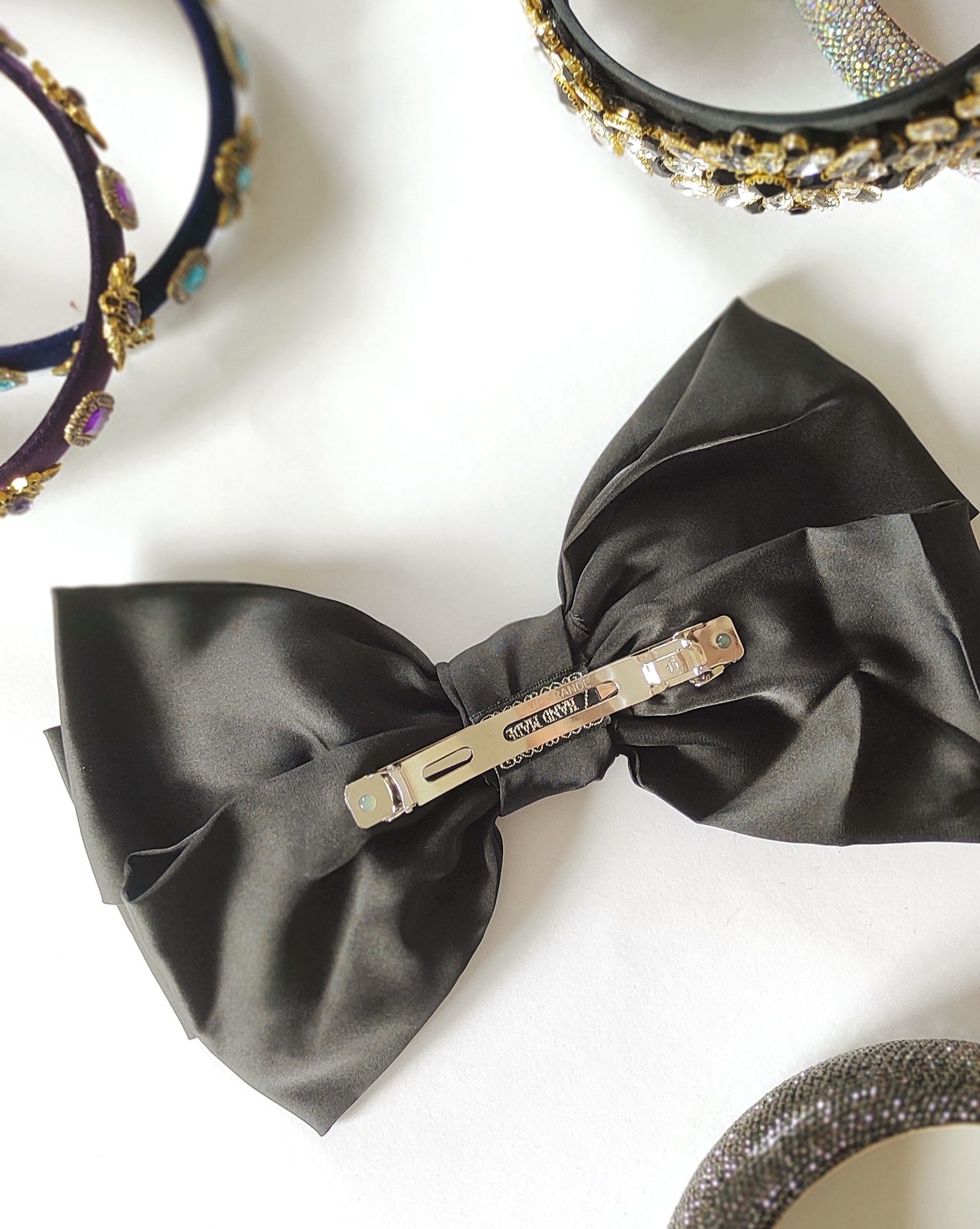 Grampo de cabelo com laço preto acetinado e fecho metálico