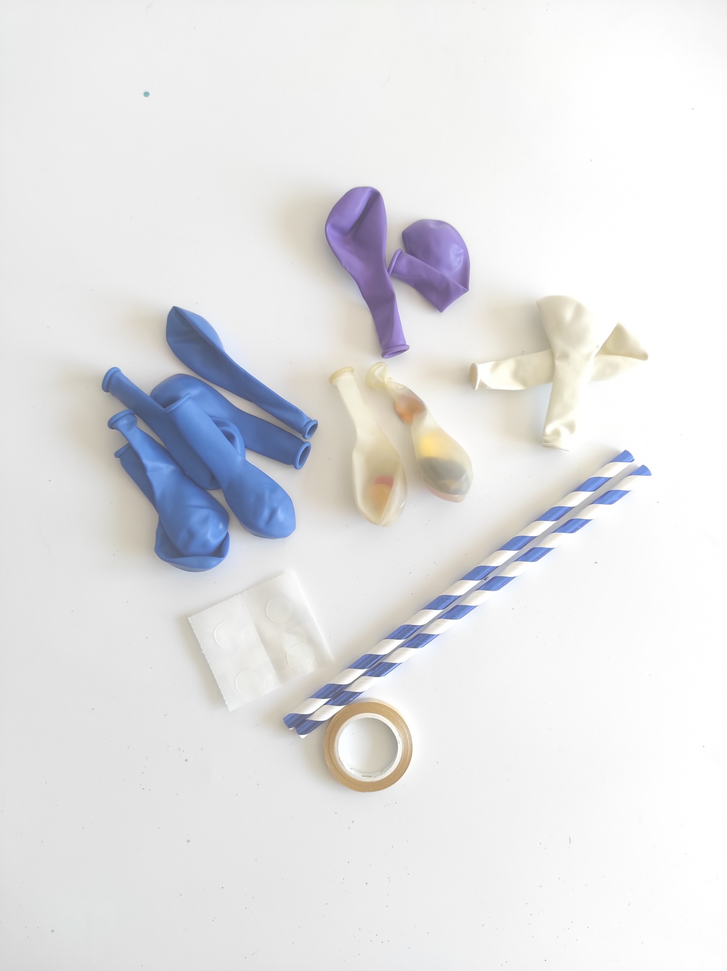 Topo de balões para bolo azul e roxo