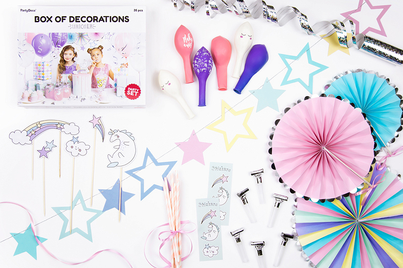 Conjunto de decoração para festas com balões, estrelas, figuras de nuvens e unicórnios, rosetas de papel coloridas e canudos cor-de-rosa