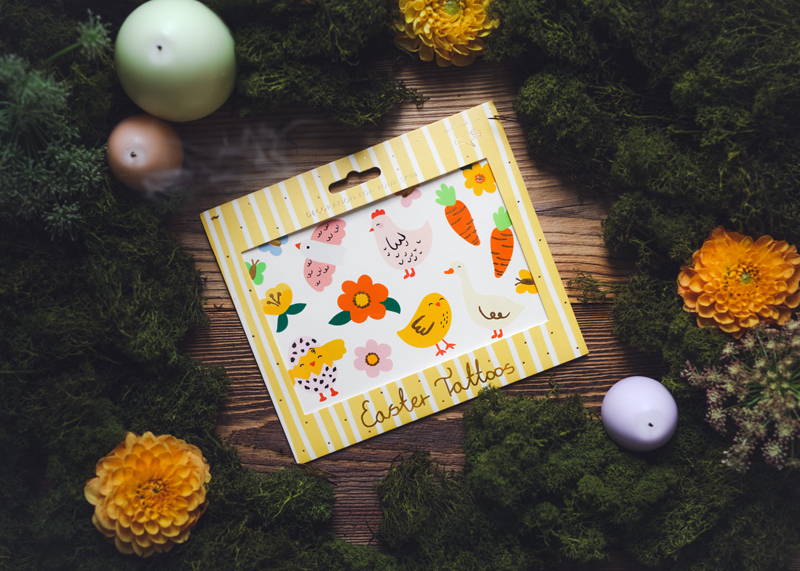 Embalagem de Papel de Cozinha com padrões de Páscoa coloridos e decoração com velas e flores