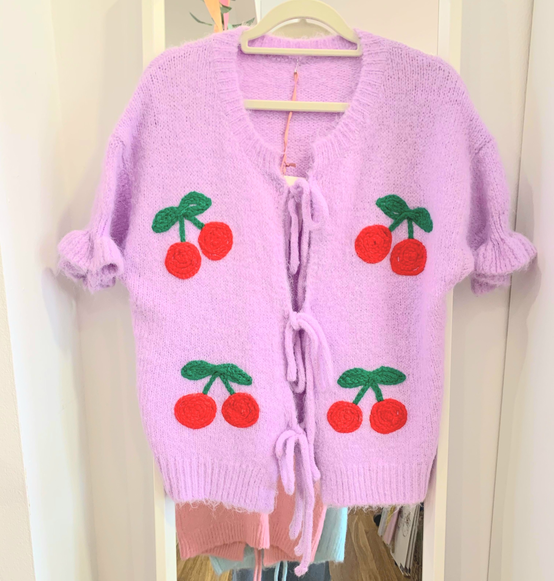 Cárdigan lilás com cerejas em croché e ligações frontais