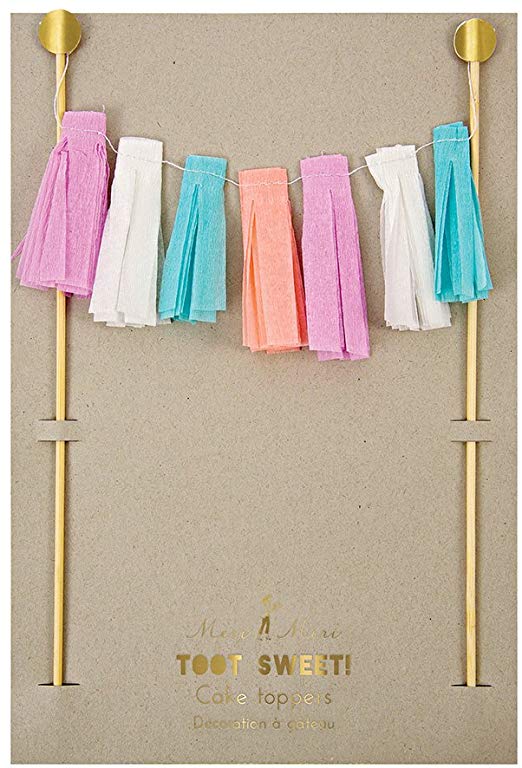 Decoração de bolo com franjas coloridas em suporte de palhinhas de madeira