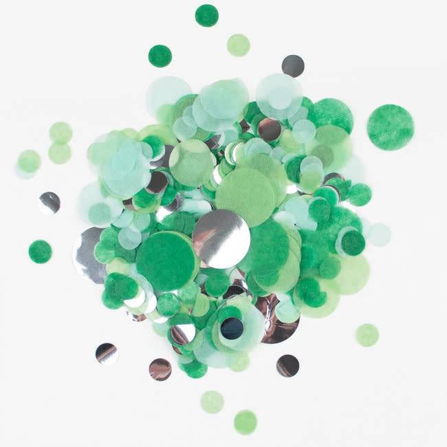 Confetes redondos verdes e prateados em fundo branco
