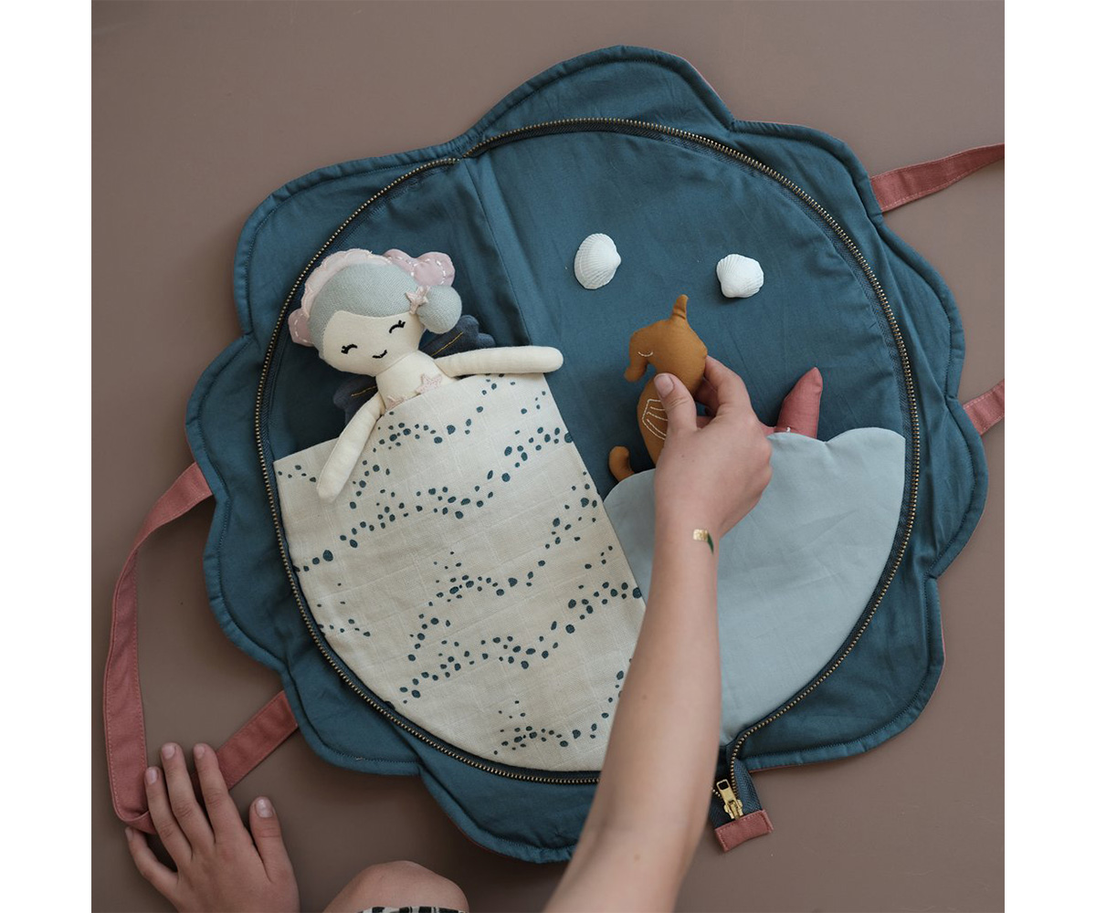 Tapete de brincar infantil azul com boneca e brinquedo de pelúcia