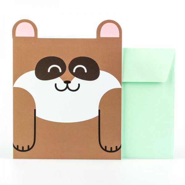 Envelope castanho com rosto de animal sorridente e envelope verde claro ao fundo