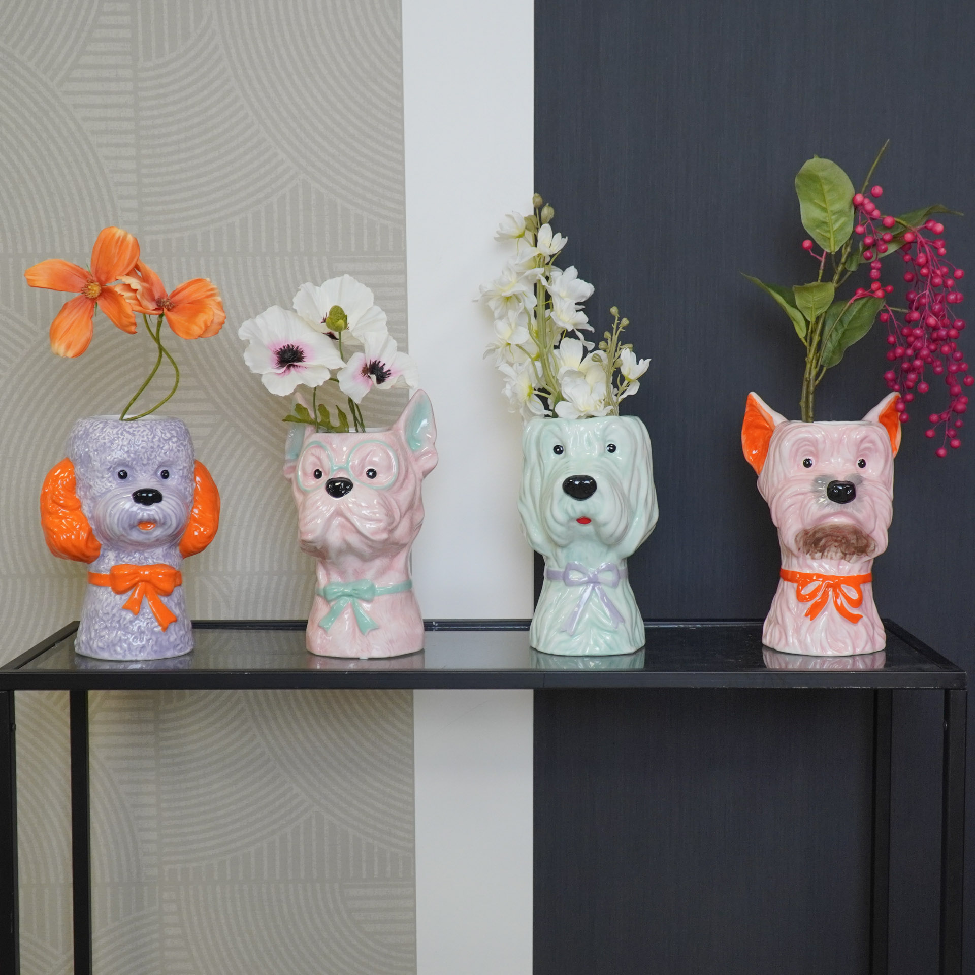 Quatro vasos decorativos em cerâmica em forma de cabeça de cães com flores artificiais