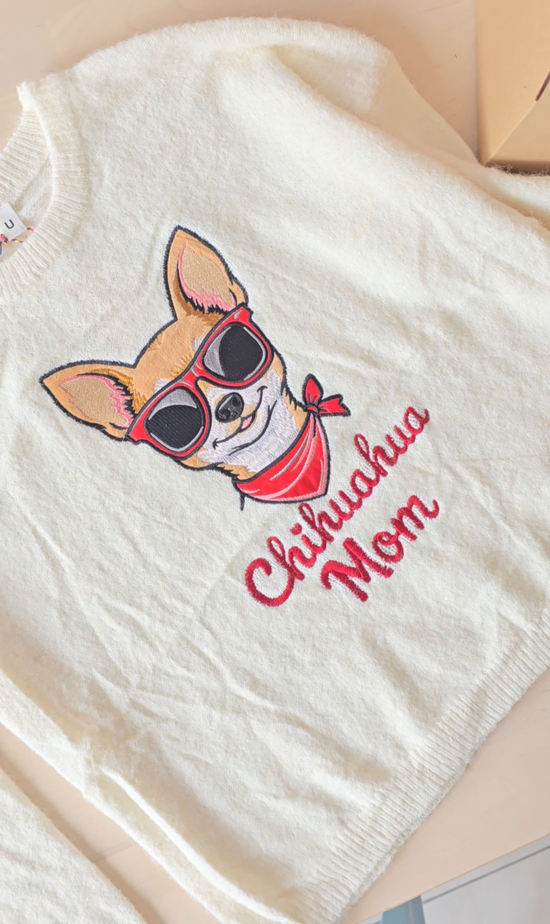 Camisola branca com bordado de cão Chihuahua e texto 