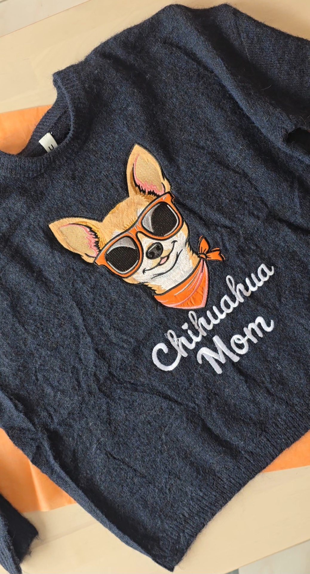 Camisola azul escura com Chihuahua bordado e texto Chihuahua Mom