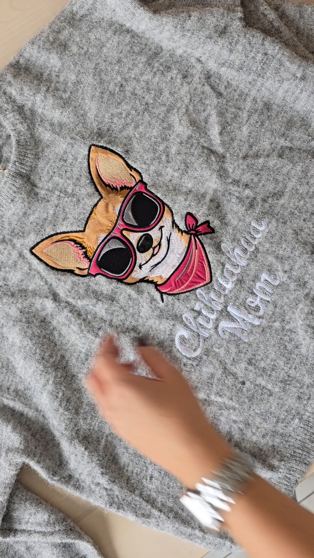 Sweat cinzenta com bordado de cachorro Chihuahua com óculos cor-de-rosa e lenço, texto Chihuahua Mom.
