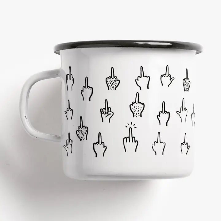 Caneca branca de metal com desenhos pretos de mãos com o dedo médio levantado