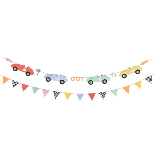 Guirlanda com carros de corrida coloridos e bandeirinhas decorativas