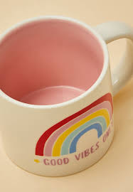 Caneca branca com interior rosa e arco-íris com texto GOOD VIBES ONLY