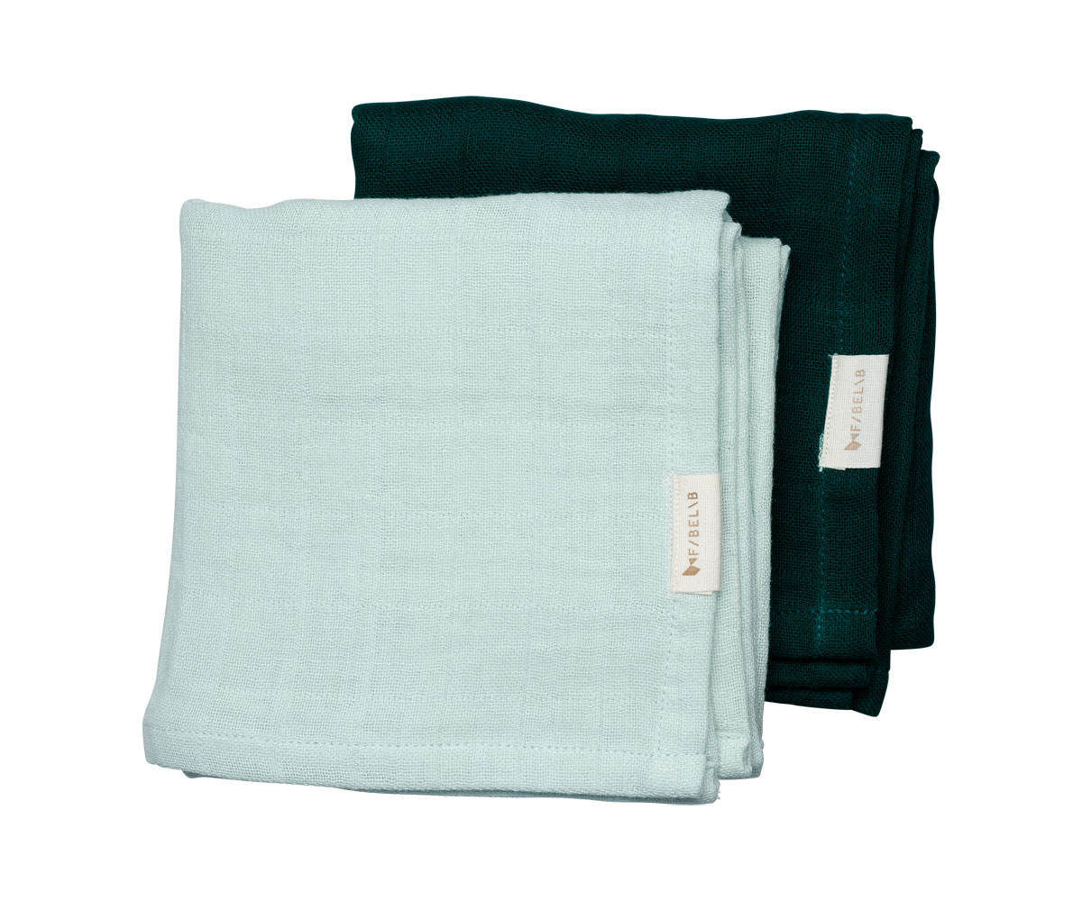 Dois lenços de tecido verde-água clara e verde escuro com etiquetas My.Moca sobre fundo branco.