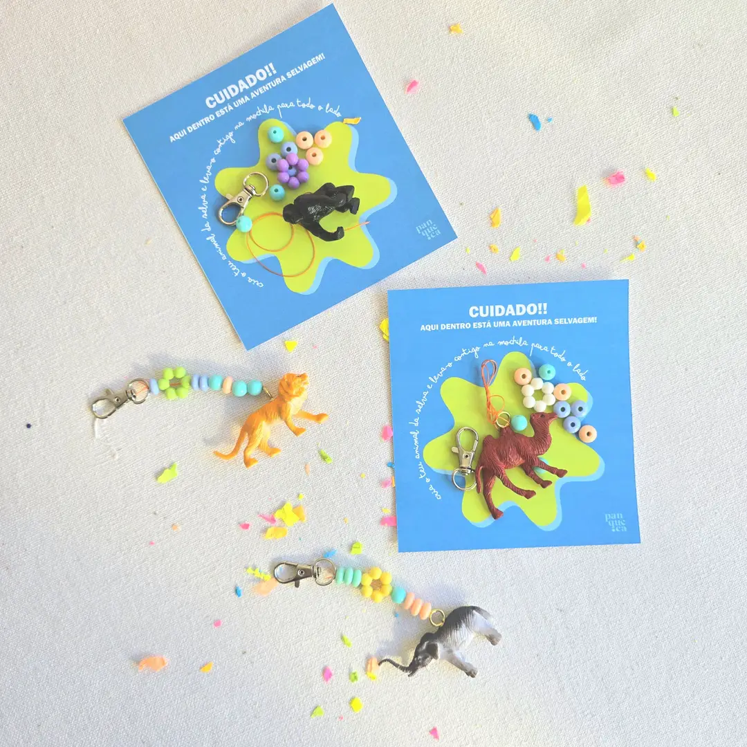 Porta-chaves de animais com contas coloridas em cartão azul e confetes coloridos