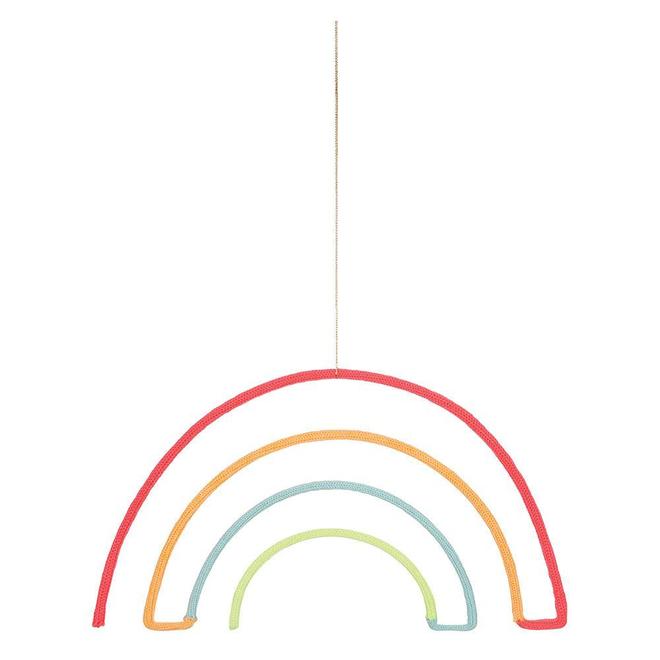 Suspensão decorativa em forma de arco-íris colorido em fio de tecido.