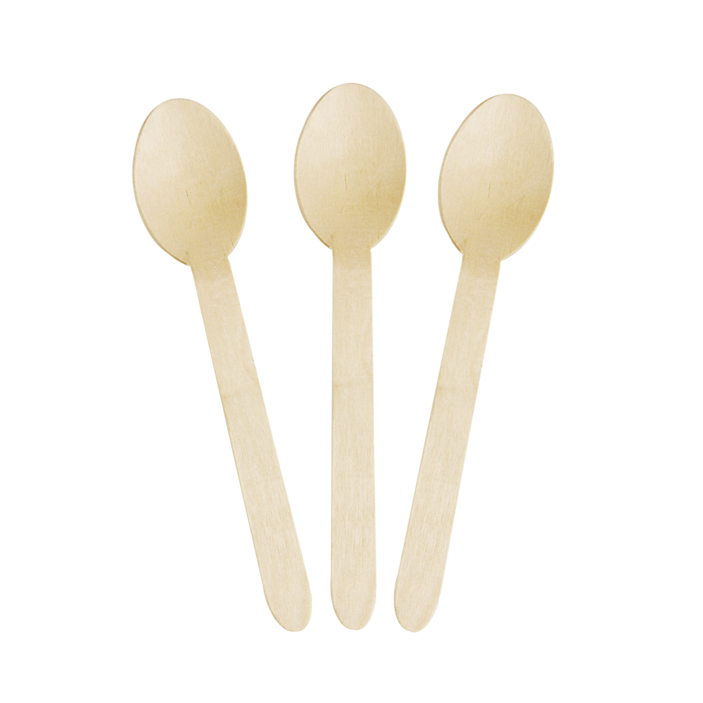 Três colheres descartáveis de madeira clara em fundo branco