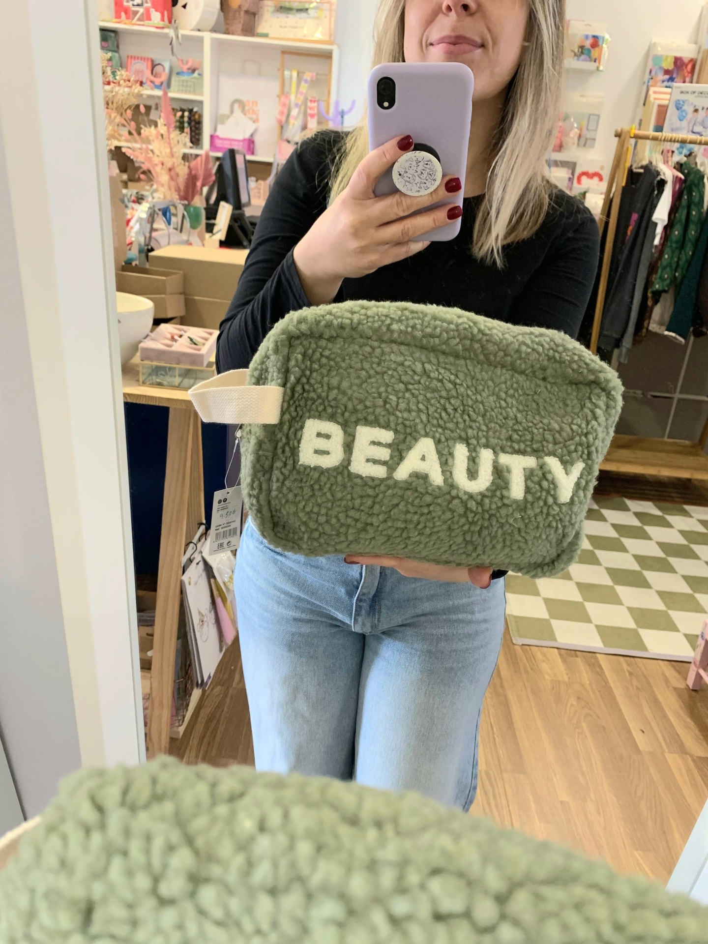 Necessaire verde felpuda com a palavra BEAUTY em letras brancas