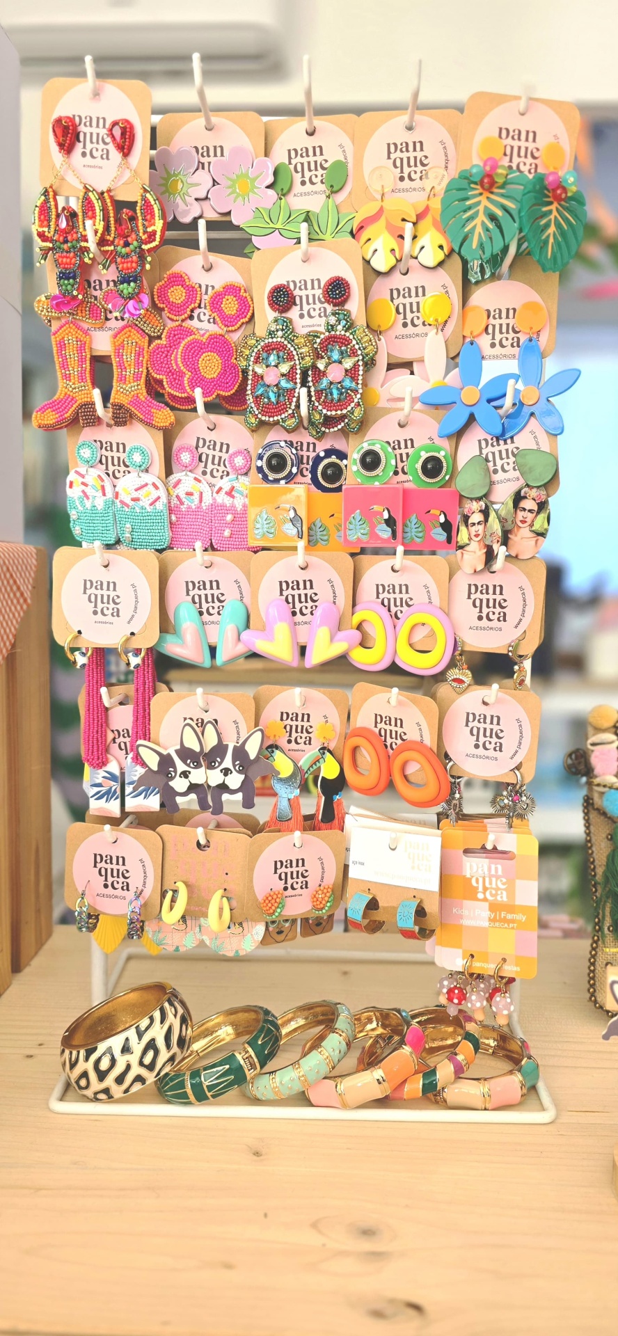 Brincos e pulseiras coloridos em mostruário