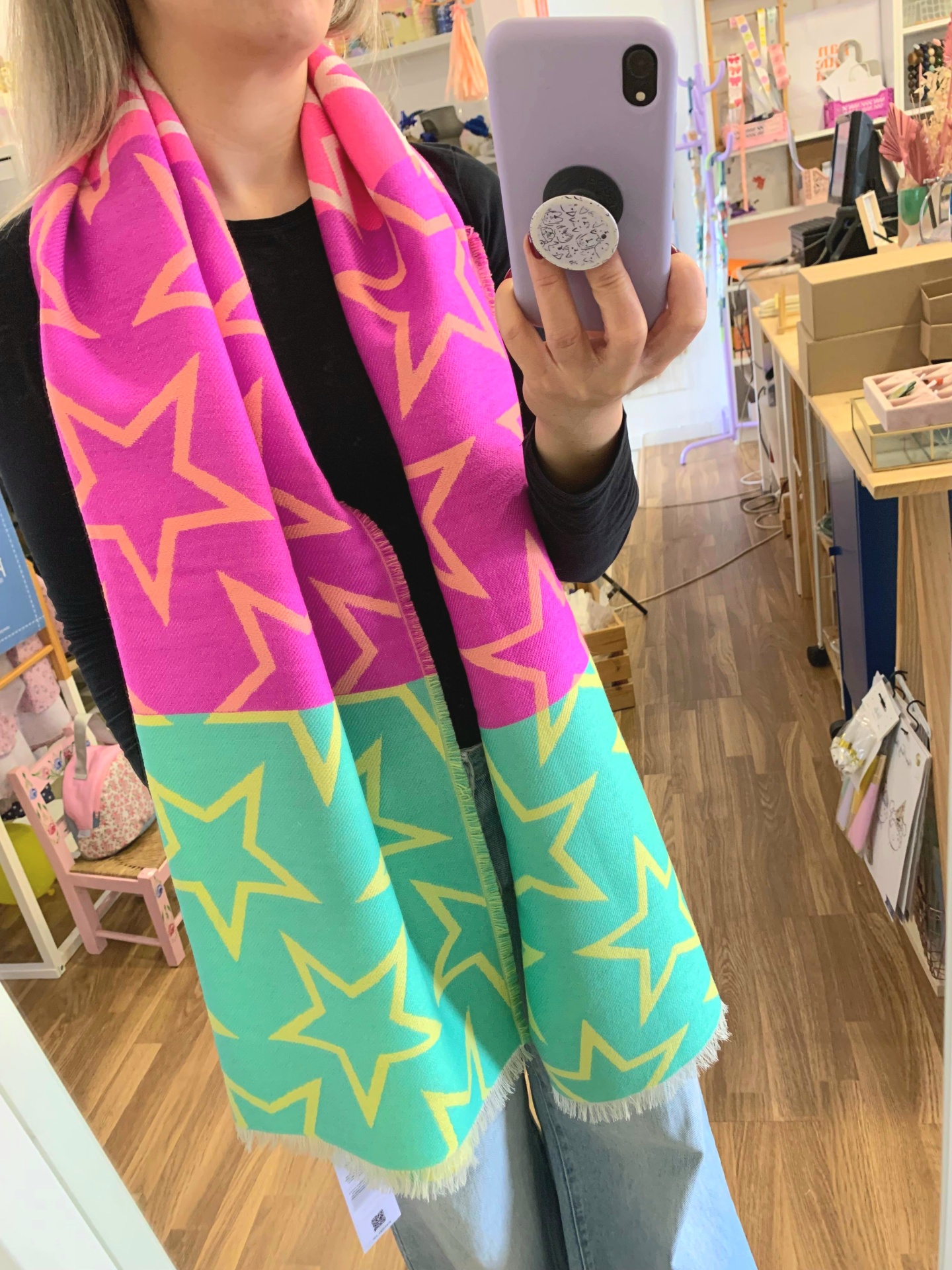 Cachecol colorido com padrão de estrelas amarelas em rosa e verde água