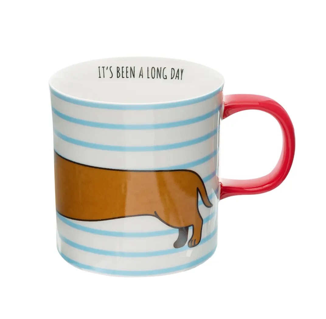 Caneca com riscas azuis, desenho de cão castanho e pega vermelha