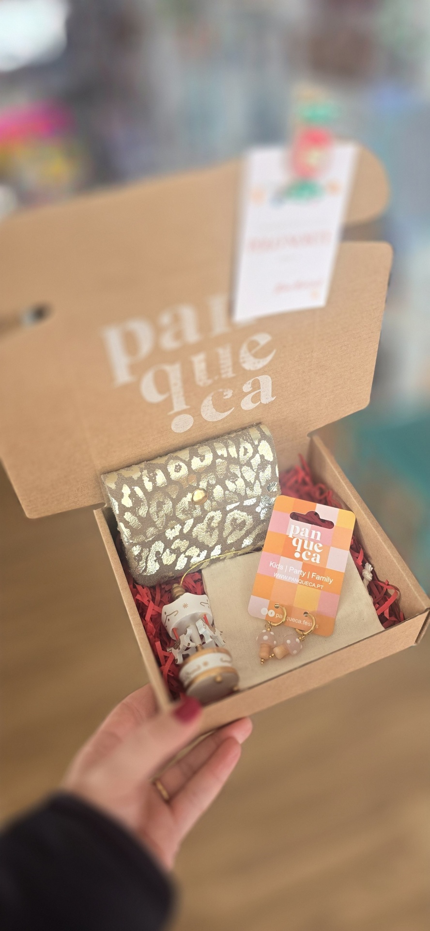 Conjunto presente Panquecas com carteira dourada, brincos e carrossel em caixa de cartão