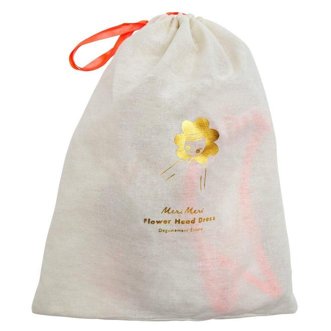 Saco de tecido branco com cordão vermelho e desenho dourado de flor com texto