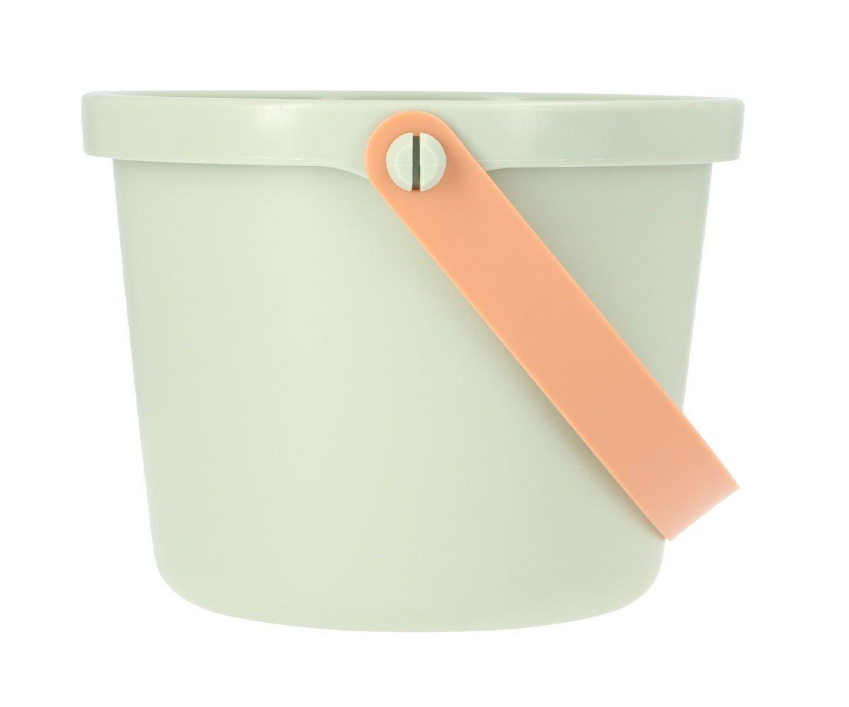 Recipiente plástico verde claro com tampa e pega salmão.