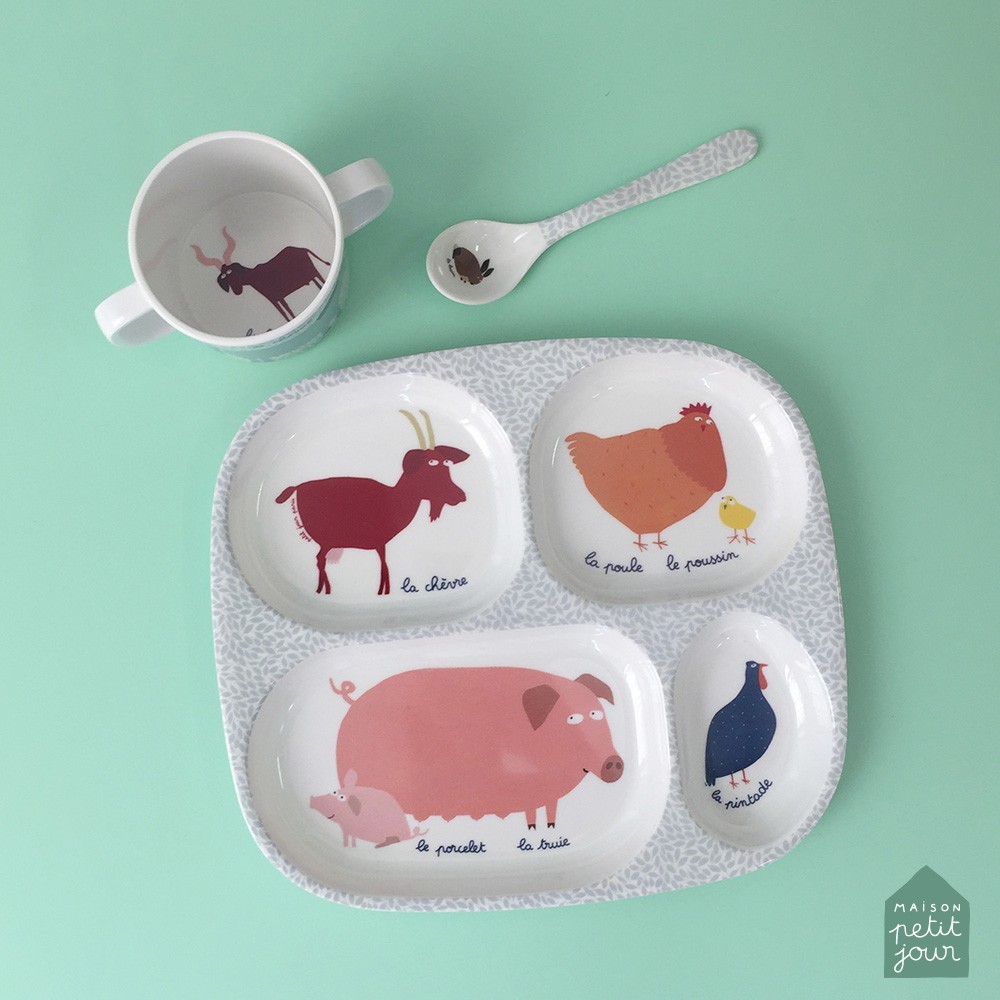 Conjunto de pratos infantil com desenho de animais da quinta em fundo branco e cinzento