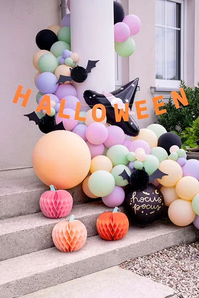 Decoração de Halloween com balões coloridos e letras laranja
