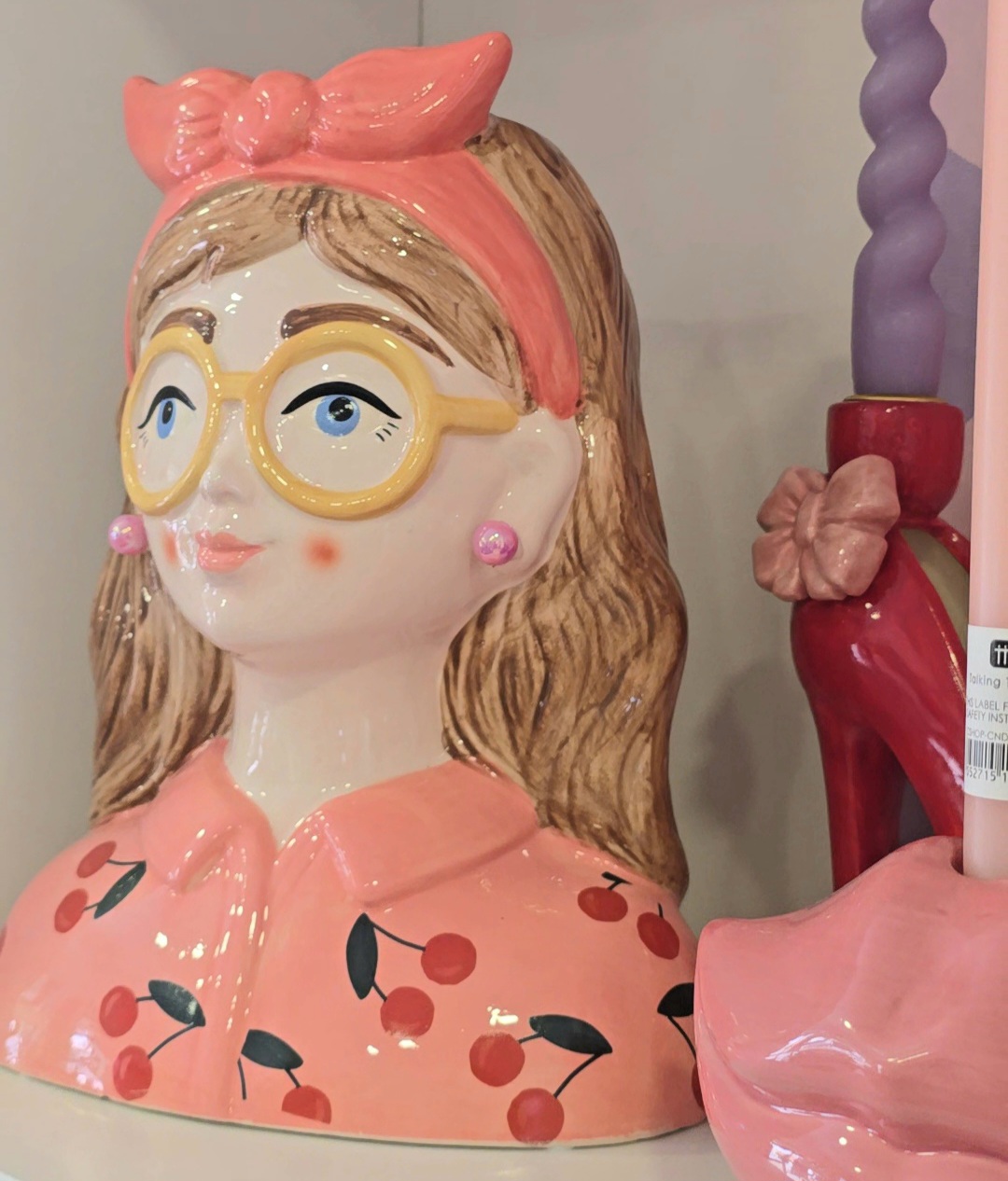 Estatueta cerâmica de rapariga com óculos amarelos e camisa com cerejas