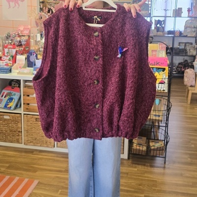 Colete felpudo roxo com botões e bordado de pássaro