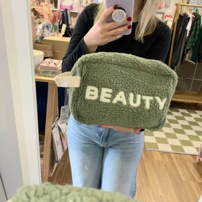 Necessaire verde felpuda com a palavra BEAUTY em letras brancas