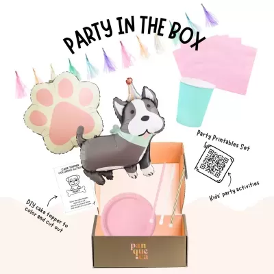 Decoração de festa infantil com balões, pratos, copo, guardanapos e canudos em cores pastel dentro de uma caixa aberta.