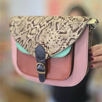 Mala de ombro colorida com padrão de pele de serpente na aba.