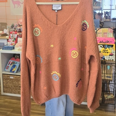 Camisola de malha castanha com bordados coloridos de caras sorridentes