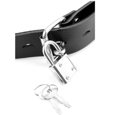 Coleira preta com cadeado prateado e duas chaves