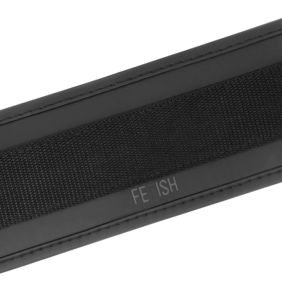 Correia preta com textura mista e texto 'FE TISH'