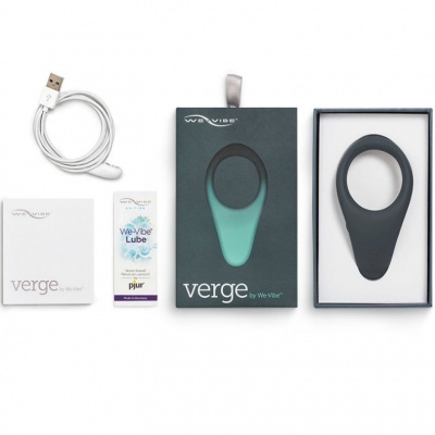 Anel vibratório preto e acessórios como cabo USB, manual e lubrificante We-Vibe Lube da Pjur.