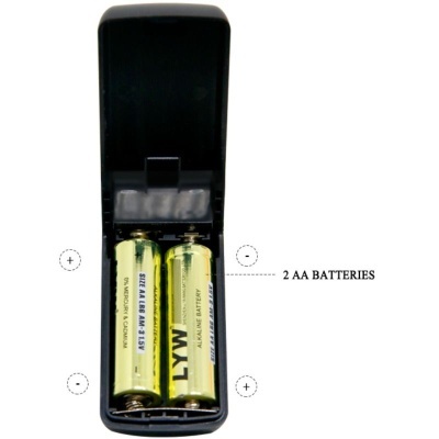 Duas pilhas AA em caixa preta aberta, uma recarregável e outra alcalina