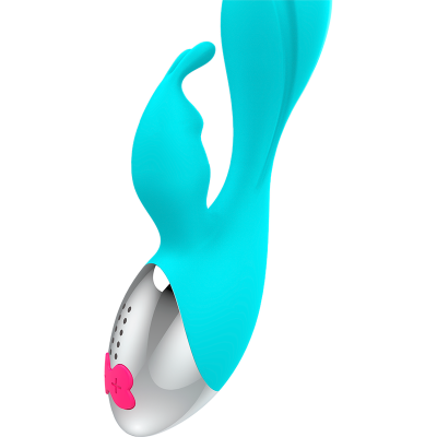 Vibrador azul com detalhes prateados e botão rosa em forma de flor