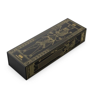 Caixa preta decorada com dourado, ilustração de faraó egípcio e texto AKYU