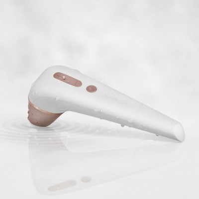 Aparelho massageador branco com detalhes cor de rosa dourado e gotas de água.