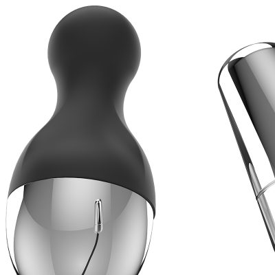 produto metálico prateado e preto com parte superior preta de borracha e fundo branco