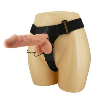 Cinto com prótese peniana realista de cor carne em manequim bege, cinto preto ajustável