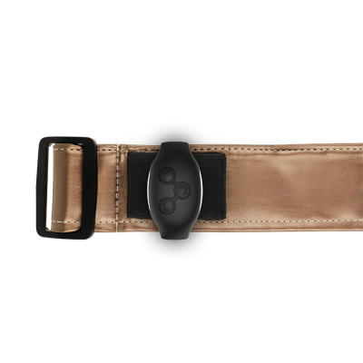 Cinto azul claro com fivela preta e dispositivo preto no centro