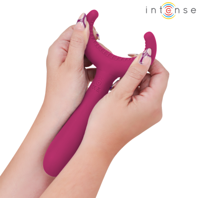 Vibrador cor-de-rosa segurado por duas mãos com unhas decoradas