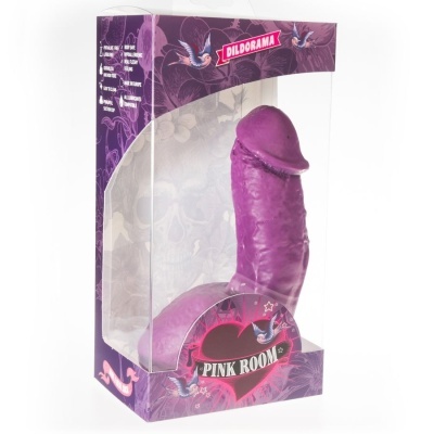 Dildo roxo em embalagem transparente e roxa com texto 'DILDORAMA' e 'PINK ROOM'.