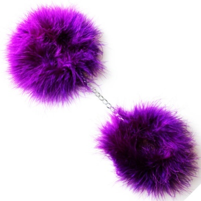 Dois pompons de pelo roxo ligados por uma corrente metálica