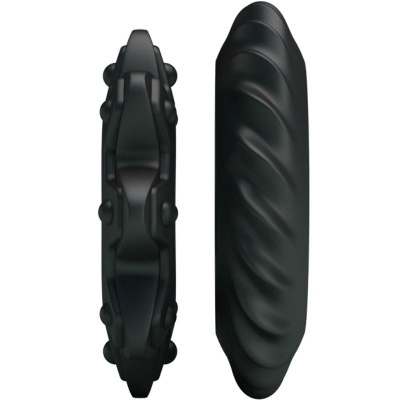 Peças alongadas pretas com texturas ondulada e com relevos circulares